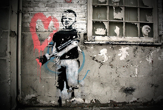 Le Moco Museum d'Amsterdam a ajouté à sa collection permanente « Heart Boy » - une importante œuvre de rue signée Banksy, véritable légende de l'art urbain. Cette œuvre, qui pèse plus de 2 tonnes, a été installée dans le jardin situé devant le musée, où elle est accessible au public gratuitement. C'est la première fois qu'une œuvre d'art urbain de cet artiste activiste est installée à Amsterdam. 