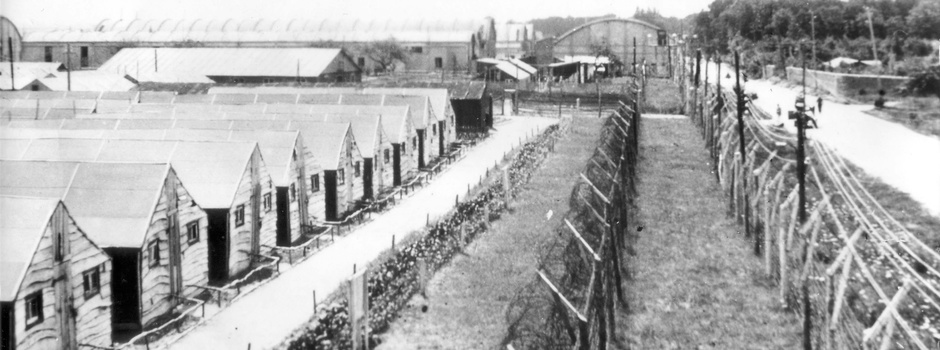  En avril 1945, alors qu’un million de prisonniers de guerre de l’Axe sont répartis sur le sol français, 949 séminaristes allemands sont regroupés dans un camp de prisonniers à Chartres afin qu’ils reprennent leurs études théologiques durant leur captivité. 