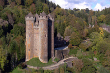 avec Emmanuel Pénicault, président de la route historique des châteaux d’Auvergne, nous parcourons toute la région à la découverte des châteaux mais aussi des territoires typiques comme le pays de Salers. La forteresse d’Anjony est l’un des plus étonnants, élevée au 15ème siècle, son donjon est resté tel qu’à sa construction.