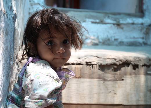 •       Le conflit qui dure depuis deux ans a poussé le Yémen au bord de la famine et a plongé le pays dans l'une des plus graves crises humanitaires au monde, avec une forte prévalence de la malnutrition aiguë sévère parmi les enfants, •       Les salaires des travailleurs de la santé et de l'assainissement n'ont pas été payés depuis plus de sept mois, •       Les sources d'eau contaminées, les eaux usées non traitées et les ordures non collectées ont déclenché une épidémie de choléra avec 323 décès associés au cours du dernier mois. •       Les deux tiers de la population utilisent des eaux insalubres, •       Les établissements de santé s'efforcent de faire face au volume de patients - dont beaucoup d'enfants - en raison de la pénurie de fournitures médicales et d'eau potable.