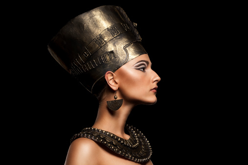 Pour l’Ancien Empire égyptien, l’idéal du beau était une peau lisse et claire, sans imperfection ni poils disgracieux. Poudres et fards permettaient d’estomper les défauts du visage.