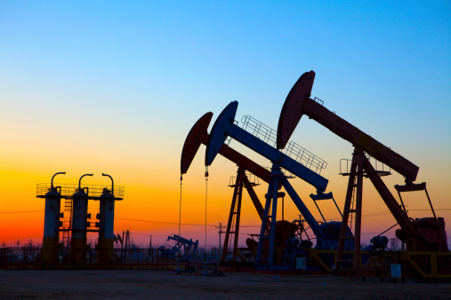 Cette année, la planète consomme 95 000 000 de barils par jour, une augmentation de 1%  par rapport à l'an dernier. (+ 900 000 barils par jour) . Dans ce contexte et avec 1300 puits de pétrole fermés les uns après les autres au USA, avec 400 milliards de dollars d'investissements gelés ou reportés pour l'exploration, de la part des majors pétrolières Exxon, Chevron,  Pétrobras, Total, Shell, BP... il est facile de comprendre que malgré une légère augmentation de la production OPEP qui ne cesse de forer des puits additionnels afin d'augmenter la récupération d'huile de ses puits mature, la pénurie ne devrait pas tarder à montrer le bout de son nez. Il faut rappeller que la production mondiale des champs matures décline de 5%/ an.