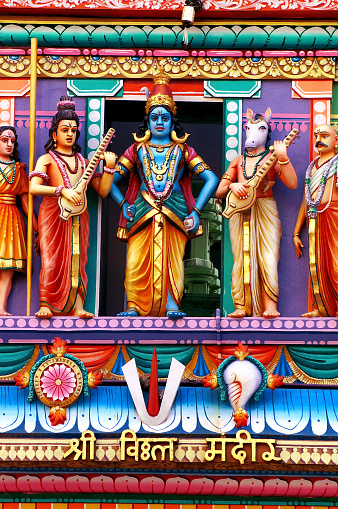 Narada, grand mystique dévotionnel (Bhakti) se demanda un jour : les humains adorent les Dieux, mais qui les Dieux adorent-ils ?