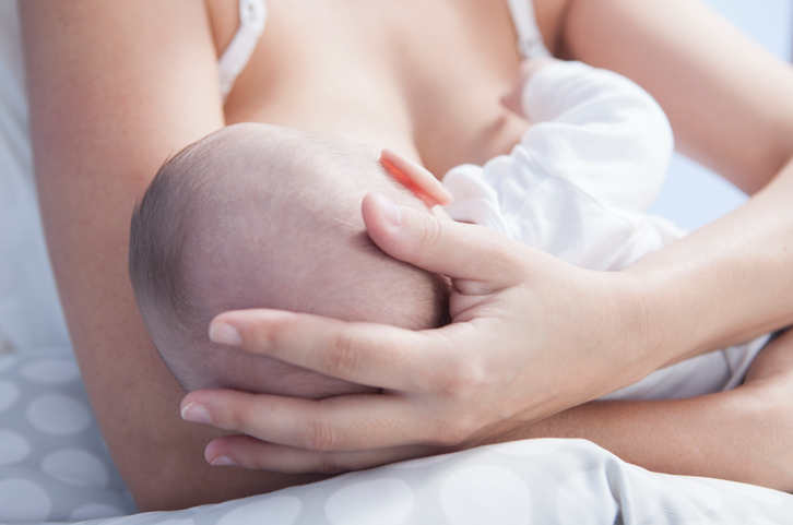 Prolongement de la naissance, intimité unique, engagement du don de soi et promesse de partage, l’allaitement est un choix parfois difficile. Un choix qui n’appartient qu’à la mère. et pourtant, qu’y a-t-il de plus naturel que l’allaitement maternel ?