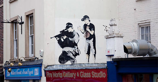 Banksy est un artiste de rue renommé et énigmatique dont le travail captive le monde entier. Connu pour ses œuvres percutantes et politiquement orientées, Banksy laisse une empreinte profonde sur le monde de l'art et au-delà. Malgré sa renommée internationale, l'identité réelle de l'artiste reste enveloppée de mystère, ajoutant à l'attrait et à l'intrigue entourant son art.