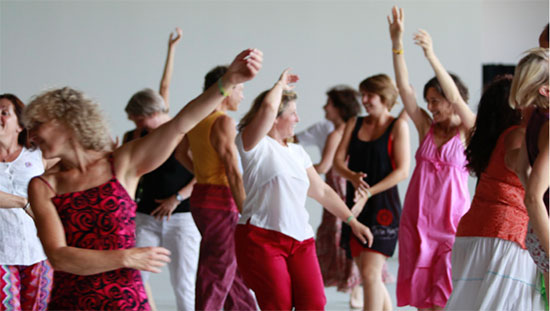 Alors que la crise sanitaire nous a tenu physiquement éloignés pendant de longs mois, la pratique de la Biodanza pourrait bien nous reconnecter en douceur avec nous-même et avec les autres. La France compte déjà 4 000 participants à cette activité qui associe la danse et la quête de bien-être du corps et de l’esprit. Il est grand temps de se remettre en mouvement !