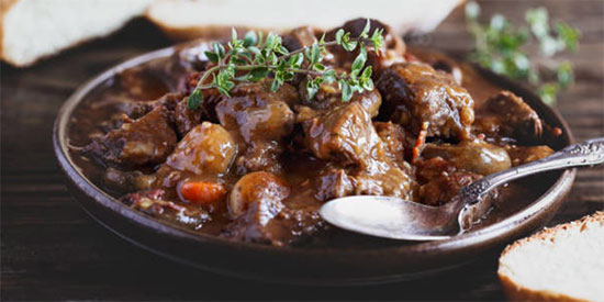 Le boeuf bourguignon est un plat traditionnel français, un ragoût de viande de boeuf mijoté lentement dans du vin rouge de Bourgogne avec des légumes et des herbes. 