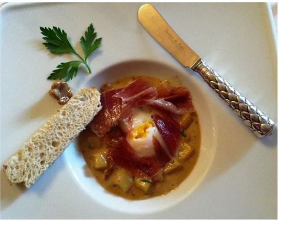 Cassolette de girolles & pommes de terre du jardin, œuf poché & tranches de jambon sec du Morvan