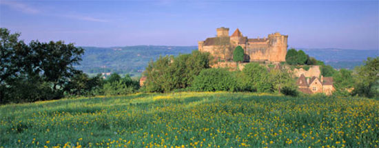 Le Château de Castelnau, situé sur les hauteurs de la Dordogne, est un véritable joyau architectural et historique qui offre un voyage fascinant à travers les siècles. Dominant la vallée de la Vézère, ce château fort du XIIe siècle a été le témoin de nombreux événements qui ont marqué l'histoire de la région.