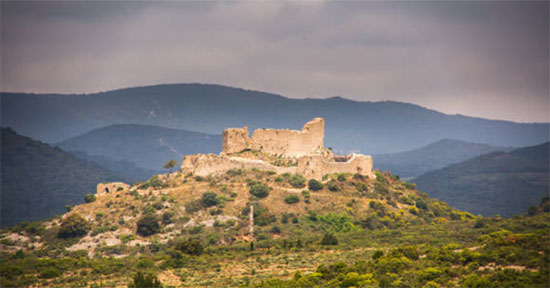 Perché sur un éperon rocheux dominant la plaine du Tauch, le château d'Aguilar est une forteresse médiévale qui offre un panorama exceptionnel sur les Corbières. Véritable sentinelle de pierre, il se distingue par sa silhouette imposante et son histoire fascinante.