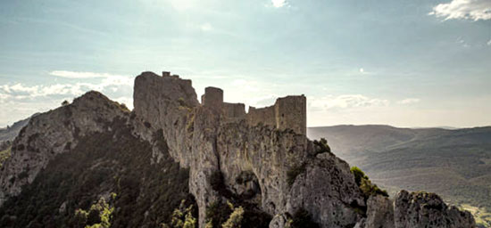 Perché sur un éperon rocheux surplombant la vallée de la Têt, le château de Peyrepertuse est une forteresse médiévale qui offre un panorama exceptionnel sur les Corbières. Joyau de l'architecture cathare, il se distingue par sa silhouette imposante et son histoire fascinante.