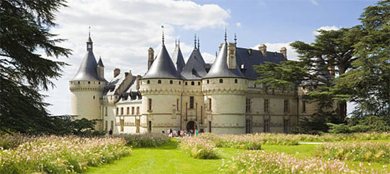 Le Château de Chaumont, surplombant la Loire dans le Val de Loire, est un joyau architectural qui retrace l'histoire de France depuis le Xe siècle. Témoin de l'évolution des styles architecturaux, il a connu des transformations successives sous l'impulsion de figures historiques marquantes.