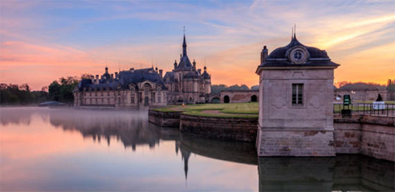 Le Château de Chantilly, situé dans le département de l'Oise, est un véritable joyau architectural et artistique qui se dresse fièrement au cœur de la France. Sa riche histoire, ses bâtiments majestueux et ses jardins splendides en font une destination incontournable pour les amateurs d'histoire, d'art et de nature.