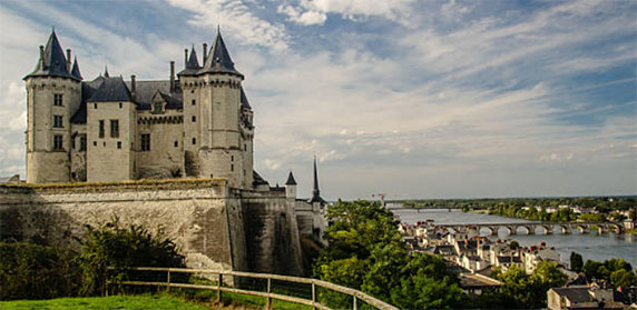 Le Château de Saumur, situé dans la région des Pays de la Loire en France, est une forteresse emblématique qui surplombe la ville de Saumur et les vallées de la Loire et du Thouet. Avec son architecture distinctive et son riche héritage historique, ce château offre un aperçu fascinant des époques passées, des premières fortifications médiévales à son rôle actuel en tant que monument historique et site culturel.