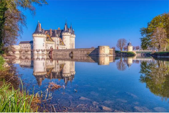 Le Château de Sully-sur-Loire, majestueusement dressé sur les rives du fleuve royal, est un véritable joyau de l'architecture Renaissance française. Sa silhouette imposante, flanquée de tours et de tourelles, se reflète dans les eaux calmes, créant un tableau d'une beauté saisissante.