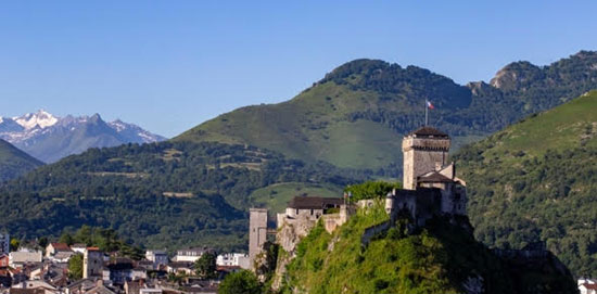 C'est un château-fort millénaire qui culmine sur un piton rocheux au centre de la ville de Lourdes. Une superbe construction défensive comprenant enceinte, pont-levis, herse, donjon, bastion, dont les premières traces d'occupation par les Comtes de Bigorre remontent au XIe siècle. Le château fort est dans un état de conservation rare ayant résisté aux nombreuses attaques, sièges et affrontements entre bigourdans et béarnais, Français et Espagnols.