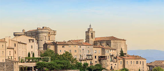 Niché au cœur des collines de la Provence, le Château de Gordes est un joyau médiéval qui domine fièrement le village du même nom. Avec son histoire riche, son architecture impressionnante et ses vues panoramiques sur la campagne environnante, ce château captivant attire des visiteurs du monde entier à la recherche de charme et d'histoire provençale.