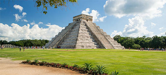 Chichén Itzá est un site archéologique situé dans la péninsule du Yucatán, dans le sud-est du Mexique. Il est considéré comme l'une des plus grandes et des plus impressionnantes villes mayas de l'ancien monde. Les bâtiments de Chichén Itzá furent construits entre les années 600 et 1200 de notre ère, la ville était un centre politique et religieux important de la civilisation maya.