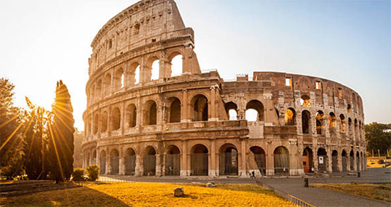 Le Colisée est l'un des monuments les plus emblématiques de Rome, considéré comme l'une des merveilles de l'architecture antique. Construit il y a plus de 2000 ans, l'amphithéâtre reste debout malgré les nombreux tremblements de terre, les pillages et les incendies qui ravageront la ville.