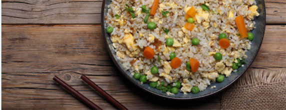 Le riz chinois est un élément essentiel de la cuisine asiatique. Il est servi nature ou comme accompagnement de nombreux plats. Sa texture moelleuse et légèrement collante est caractéristique.