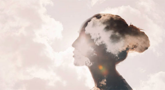 Depuis une trentaine d’années, les approches humanistes fleurissent, chacune proposant sa propre manière d’accueillir la souffrance pour la transformer. Parmi elles, la maïeusthésie, élaborée par Thierry Tournebise, et les constellations familiales, popularisées par Bert Hellinger,  captivent par leur efficacité ressentie et leur ancrage phénoménologique. Bien qu’elles s’adressent à des strates différentes de l’expérience humaine, ces pratiques partagent une même conviction : la reconnaissance — de soi, de l’autre, du système — détient un pouvoir réparateur. Explorons-les en profondeur, sans recourir à la moindre grille comparative, afin d’apprécier subtilement leur essence, leurs spécificités et leur complémentarité potentielle.