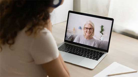 La possibilité de consulter un psychanalyste en ligne est dans la juste logique de l'époque dans laquelle nous vivons, Cette approche nouvelle permise par les technologies, les logiciels tels que zoom, offrent une accessibilité confortable pour les analysant vivant dans des zones rurales, sans aucun praticien. La consultation à distance conserve l’essence de l’écoute et de la relation analytique tout en s’adaptant aux contraintes du quotidien. Pour la personne qui recherche un espace de parole tout en restant chez elle, cette possibilité est un gain de temps et une sécurité inégalés. Au-delà de l’aspect pratique, elle invite à repenser le cadre thérapeutique dans un cadre numérique où le lien de confiance se construit avec autant de rigueur que dans un cabinet traditionnel.