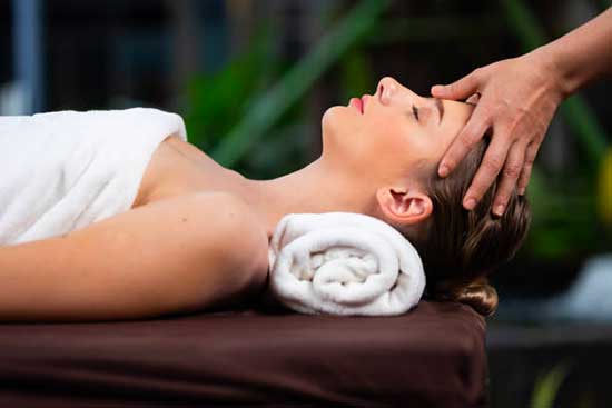 Dans un monde où les stimuli se multiplient et où la pression quotidienne s’intensifie, de nombreuses personnes cherchent des méthodes douces pour accompagner leur mieux-être. La consultation en réflexologie et relaxologie se présente comme une voie holistique permettant de soutenir l’organisme face aux tensions accumulées. En offrant un espace de détente profonde, cette démarche vise à rétablir un équilibre subtil entre le corps et l’esprit. L’article suivant met en lumière les principes fondateurs de ces approches, le rôle du praticien et les bénéfices éprouvés, notamment en matière de gestion du stress et d’amélioration de la tension nerveuse et de la tension musculaire.