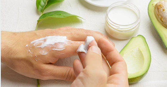 Adopter des cosmétiques bio pour homme constitue bien plus qu’une simple tendance, c’est un véritable mode de vie respectueux de la peau et de l’environnement. Dans un monde où la cosmétique développement durable prend une importance croissante, chaque geste compte pour préserver la santé de votre épiderme et réduire votre empreinte écologique. Du rituel du rasage aux soins quotidiens du visage, ce guide vous présente les solutions les plus efficaces et certifiées pour allier performance, bien-être et responsabilité.