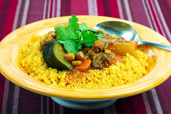 Le couscous est un plat traditionnel nord-africain qui se compose de semoule de blé dur et de différents légumes, viandes et épices. Il existe de nombreuses variantes régionales de cette recette, mais voici une recette de couscous traditionnel marocain :