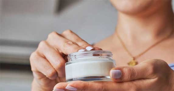 Dans un monde où le rythme de vie s’accélère et où les agressions extérieures fragilisent continuellement notre peau, l’usage de produits naturels devient incontournable pour préserver éclat et santé cutanée. Les crèmes naturelles énergisantes et cicatrisantes répondent à cette double exigence : revitaliser les tissus épuisés par le stress ou la fatigue tout en favorisant la régénération optimale des zones abîmées. Plus qu’une simple routine beauté, ces soins incarnent une philosophie de respect de l’équilibre intérieur et de l’harmonie entre la peau et l’environnement. Cet article explore les mécanismes d’action de ces formulations, présente les ingrédients phares qui leur confèrent leurs vertus et vous guide pour les intégrer efficacement à votre rituel quotidien.