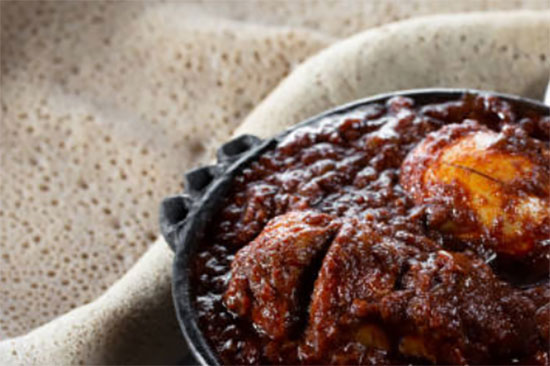 le "Doro Wat", un ragoût épicé de poulet pourvu d'une histoire riche, enracinée dans la culture éthiopienne. Il est considéré comme l'un des plats nationaux de l'Éthiopie et est souvent réservé aux occasions spéciales et aux célébrations. Le Doro Wat est traditionnellement préparé avec du poulet, bien que certaines variantes puissent utiliser d'autres viandes. Il est caractérisé par l'utilisation de mélanges d'épices uniques, le le berbéré, qui donne au plat sa saveur distinctive et épicée.