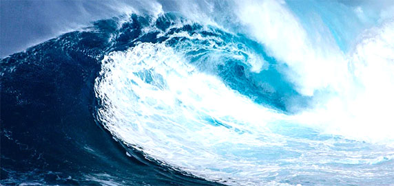 Depuis la fin du XIXᵉ siècle, le physiologiste René Quinton a mis en avant la parenté biochimique entre l’eau de mer et notre milieu intérieur. Il observa que, diluée à concentration isotonique, l’eau océanique possédait un équilibre minéral très proche de celui du plasma sanguin. Cette découverte avait pour but de restaurer la vitalité chez des patients affaiblis ; elle inspira des transfusions expérimentales et ouvrit la voie à l’usage oral et cutané du « plasma marin ».