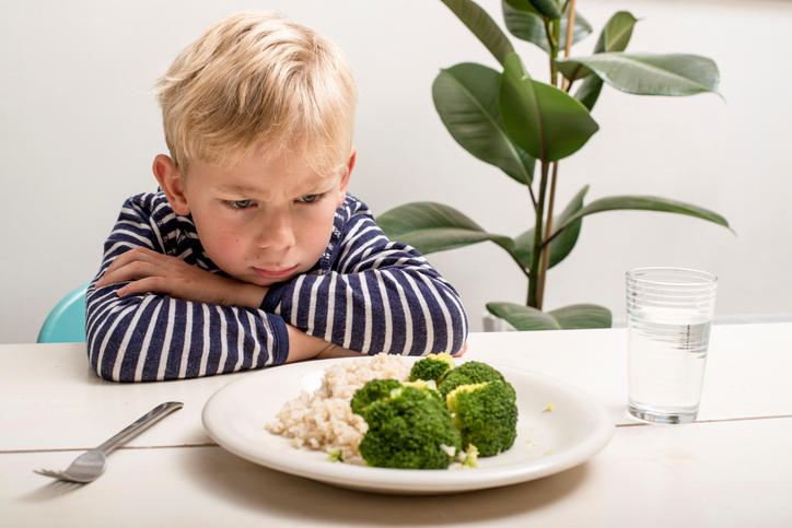 Lorsque l’enfant présente des difficultés à s’alimenter, toute la famille s’expose à une période de stress au moins trois fois par jour. En effet, l’action de manger exige le traitement de nombreuses stimulations sensorielles, incluant le bruit des conversations et des ustensiles dans les assiettes ainsi que la texture, l’odeur et les différents goûts des aliments. Sur le plan moteur, l’activité nécessite une bonne dextérité pour bien manipuler les ustensiles et une coordination adéquate pour mastiquer les aliments et les avaler.