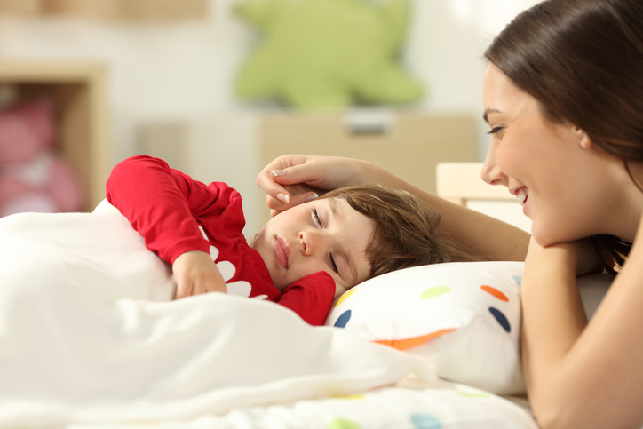 Chacun s’endort avec plus ou moins de facilité selon le confort du lit, le niveau sonore, les préoccupations qui l’habitent et les niveaux d’anxiété ou de fatigue ressentis. Apprendre à s’endormir comporte deux aspects sur le plan sensoriel. Premièrement, l’enfant doit être accompagné pour atteindre l’état de calme qui le rendra disponible au sommeil. Dès la naissance, la routine prend ainsi une grande importance. Les massages, les balancements, la tétée sont des stimulations fournies par le parent qui peuvent l’aider à dormir. Plus l’enfant grandit, plus il peut se calmer de lui-même et s’endormir seul. Certains bébés gazouillent dans leur lit ou sucent leurs doigts pour y arriver. Deuxièmement, le bébé doit s’adapter à son environnement de sommeil. Pour qu’il arrive à s’endormir, un contexte sensoriel optimal doit être mis en place par le parent et adapté selon l’âge de l’enfant.