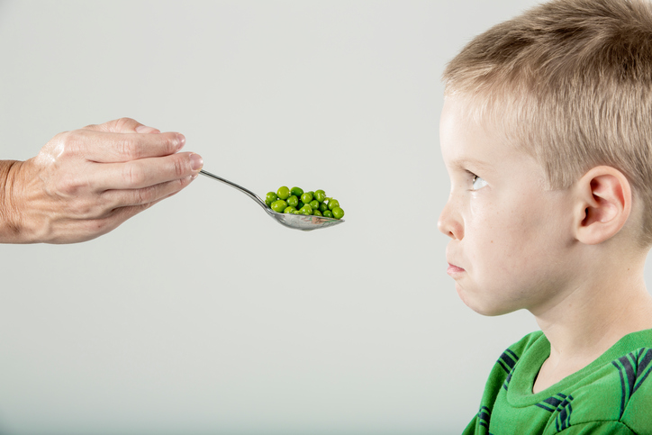 Plusieurs raisons peuvent expliquer qu’un enfant refuse un aliment. En effet, certaines situations problématiques sont causées par des réactions d’opposition et ne sont pas liées à des difficultés sensorielles. Or, les refus strictement comportementaux sont beaucoup moins fréquents que le prétendent la plupart des parents. L’enfant évite de manger certains aliments principalement pour des raisons sensorielles (par ex. : texture, goût, odeur, apparence, température). Il en est de même pour la plupart des adultes qui ont des préférences et expriment leurs limites sensorielles à travers leurs choix alimentaires.
