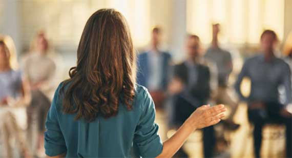 La prise de parole en public représente une compétence essentielle dans de nombreux domaines, qu’il s’agisse de la vie professionnelle, académique ou sociale. Pourtant, affronter un auditoire peut susciter stress et appréhension, entraînant souvent une communication maladroite ou inefficace. Pour dépasser ces obstacles, la formation à la prise de parole en public s’impose comme un véritable tremplin : elle offre un cadre structuré pour apprendre non seulement à maîtriser le trac, mais aussi à organiser ses idées, à adapter son discours à différents contextes et à développer une présence authentique sur scène ou face à un groupe. En investissant dans cette formation, chacun fait le choix de valoriser son propos et d’optimiser son impact, qu’il s’agisse d’une présentation professionnelle, d’une soutenance universitaire ou d’une allocution lors d’un événement social.