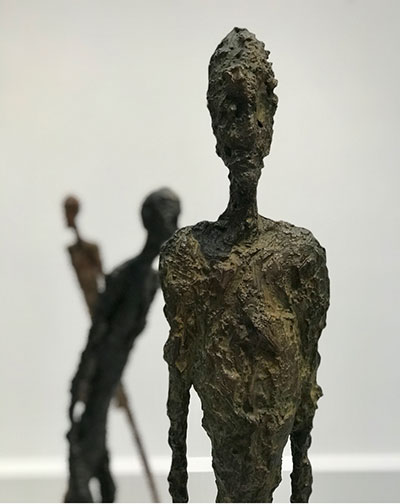 Au premier plan, l'Homme qui marche de 1947, bronze Alberto Giacometti-Stiftung, Zurich