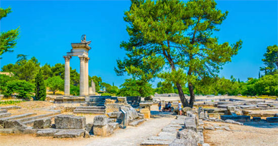 Situé dans le sud de la France, le site antique de Glanum est une ancienne ville romaine habitée du VIe siècle avant J.-C. au VIe siècle de notre ère. Le site est situé à proximité de la ville moderne de Saint-Rémy-de-Provence, dans le département des Bouches-du-Rhône, dans la région Provence-Alpes-Côte d'Azur.