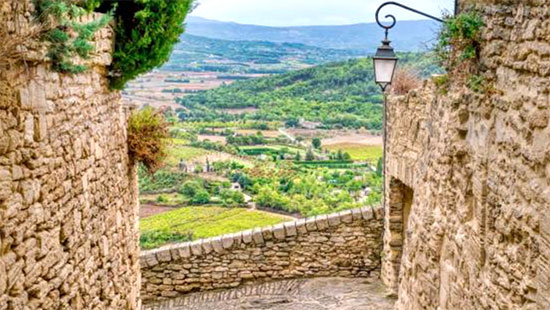 Gordes, joyau de la Provence est un village perché sur une colline au cœur du Lubéron. Considéré comme l'un des plus beaux villages de France et même du monde, Gordes attire chaque année des visiteurs du monde entier pour sa beauté intemporelle, sa richesse culturelle et son charme pittoresque.