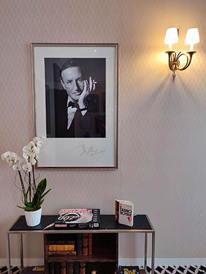 C’est au Touquet que le romancier et historien britannique, Ian Fleming, a donné naissance à James Bond le 13 avril 1953. En y séjournant, il s’est inspiré du Casino de La Forêt pour écrire son premier roman “Casino Royale” et créer l’espion britannique. 