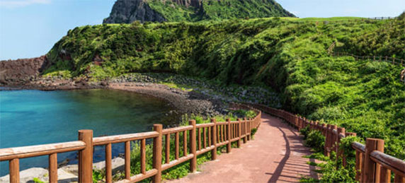 Plongez au cœur d’une expérience unique en explorant la Corée du Sud sous un angle qui vous ressemble. De la frénésie urbaine de Séoul aux paysages côtiers de Busan, en passant par la richesse historique de Gyeongju et la sauvage beauté de l’île de Jeju, chaque étape se construit selon vos envies et vos aspirations. Grâce à un accompagnement sur-mesure, votre périple devient une symphonie d’émotions, de découvertes et de rencontres authentiques.