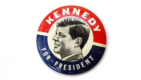 L'assassinat de John F. Kennedy (JFK), le 22 novembre 1963, reste l'un des événements les plus débattus et mystérieux de l'histoire moderne. La version officielle, établie par la Commission Warren en 1964, conclut que Lee Harvey Oswald a agi seul en tirant depuis une fenêtre du Texas School Book Depository à Dallas, Texas.
