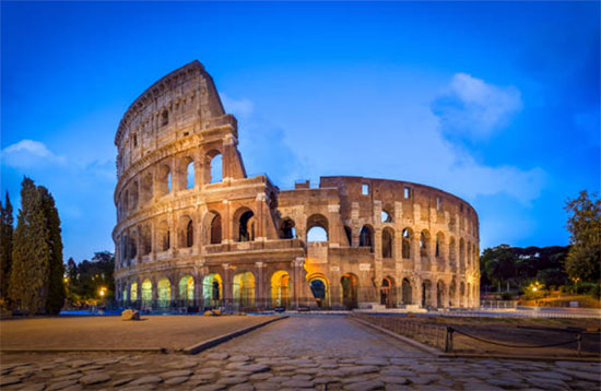 L'amphithéâtre Flavien, plus connu sous le nom de Colisée, se dresse majestueusement au cœur de Rome, tel un vestige impérial défiant le temps. Construit entre 70 et 80 après J.-C. sous l'empereur Vespasien, cet édifice colossal, capable d'accueillir jusqu'à 80 000 spectateurs, était le théâtre de spectacles grandioses et parfois sanglants.