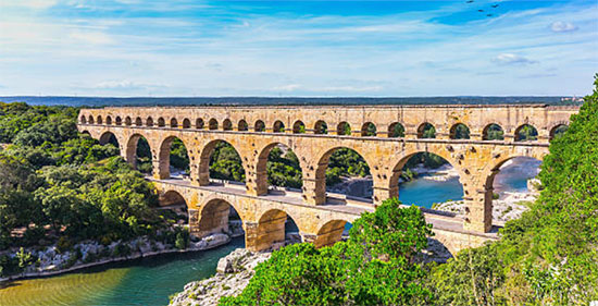 Le Pont du Gard est l'un des monuments les plus emblématiques de l'Antiquité romaine. Il s'agit d'un aqueduc situé dans le sud de la France, près de la ville de Nîmes et construit par les Romains au Ier siècle de notre ère. Il est classé au patrimoine mondial de l'UNESCO depuis 1985.