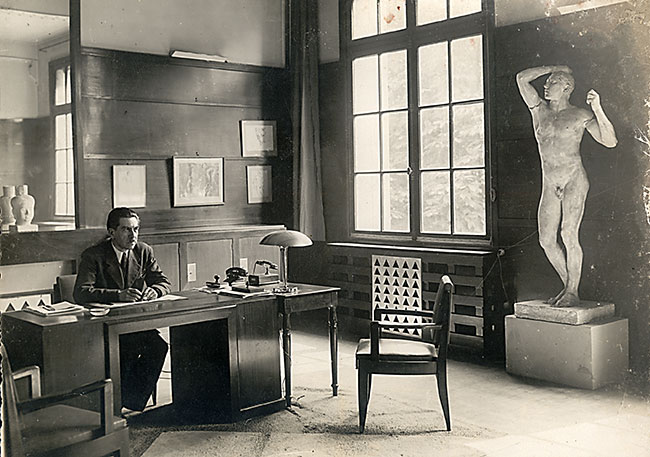 Léon Moussinac dans son bureau, vers 1946. Paris, bibliothèque de l'EnsAD © EnsAD