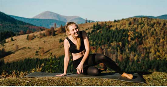 Quitter le brouhaha urbain pour dérouler son tapis dans un cadre dédié à la conscience corporelle offre bien davantage qu’une simple parenthèse. Un séjour yoga, c’est la rencontre prolongée entre pratique posturale, respiration profonde et environnement apaisant ; une expérience immersive qui réaccorde le corps, clarifie l’esprit et ravive l’élan vital.
