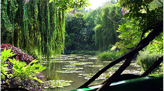 Les jardins de Giverny, certainement parmi les plus célèbres du monde furent créés par le peintre impressionniste français Claude Monet. Ils les immortalisera dans certaines de ses plus belles œuvres. Situés à environ 80 kilomètres de Paris, ces premiers sont un lieu de visite incontournable pour tous les amateurs d'art et de nature.