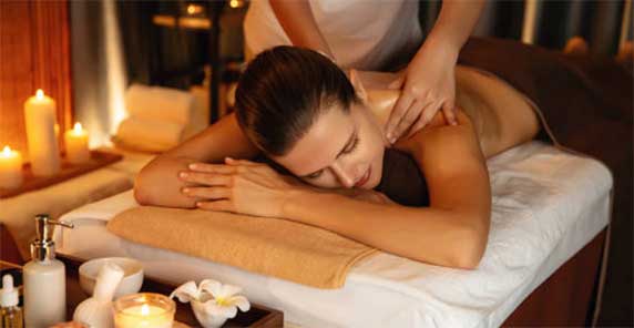 Le massage thaïlandais repose sur une vision énergétique du corps, où chaque être vit en interaction constante avec un réseau subtil de flux vitaux appelés sen. Si les anciens textes de la médecine thaïe évoquent jusqu’à 72 000 lignes d’énergie, la pratique communément enseignée se concentre sur dix lignes principales, les sen sip, qui irriguent et nourrissent les différents centres organiques. La théorie du massage thaïlandais s’appuie sur l’idée que, lorsque ces courants sont libres et équilibrés, le corps jouit d’une santé optimale et d’une circulation fluide du Qi, l’énergie vitale. À l’inverse, des blocages ou des tensions sur ces sen peuvent engendrer des déséquilibres physiques, émotionnels ou psychiques. Suivre une formation en massage thaï, c’est donc d’abord intégrer ce concept énergétique, apprendre à repérer les trajets des sen et comprendre comment les gestes, les pressions et les étirements peuvent restaurer une harmonie profonde.