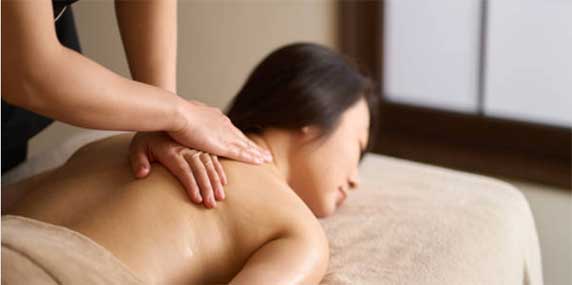 Ancré dans la richesse culturelle de la Chine ancienne, le massage traditionnel chinois Tuina et son dérivé, le massage assis chinois, illustrent à merveille l’équilibre entre la sagesse ancestrale et l’efficacité thérapeutique. Depuis plus de trois millénaires, ces pratiques se fondent sur la médecine énergétique, selon laquelle la circulation du Qi (énergie vitale) et du sang dans les méridiens est indispensable à la santé globale. Alors que le Tuina offre une approche complète visant à rétablir la mobilité articulaire et la souplesse musculaire tout en traitant des désordres internes, le massage assis chinois propose une séance rapide, réalisée sur une personne habillée, favorisant la détente et la revitalisation. À travers cet article, plongeons dans l’histoire et le fonctionnement de ces massages, découvrons leurs bienfaits et saisissons l’attrait croissant qu’ils suscitent en Occident.
