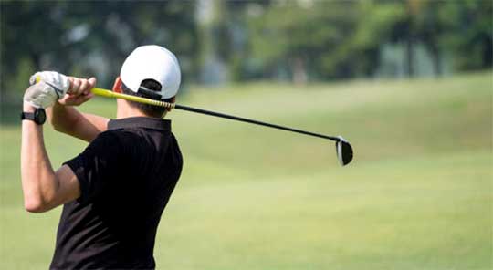 Plonger dans l’univers du golf, c’est à la fois rechercher la précision d’un swing parfait et profiter du plaisir unique que procure chaque parcours. Pour atteindre cet objectif, disposer d’un équipement adapté est primordial. C’est pourquoi notre boutique en ligne de matériel de golf et d’équipement de golf se donne pour mission d’accompagner le joueur, qu’il soit amateur passionné ou golfeur exigeant en quête de performances, à chaque étape de son apprentissage et de sa progression. Nos sélections combinent qualité, innovation et esthétisme afin de vous offrir tout ce dont vous avez besoin pour exceller sur le green.